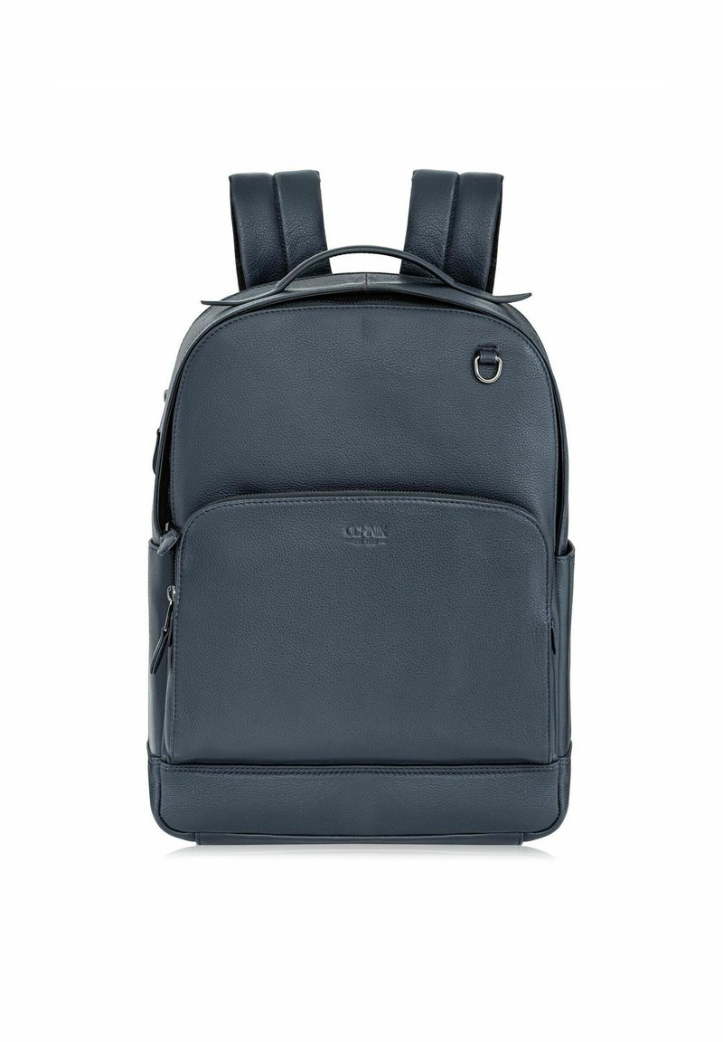 Skórzany plecak w ciemnoniebieskim kolorze z dwoma regulowanymi ramiączkami, przednią kieszenią na zamek błyskawiczny oraz subtelnym logo na dolnej części przodu.