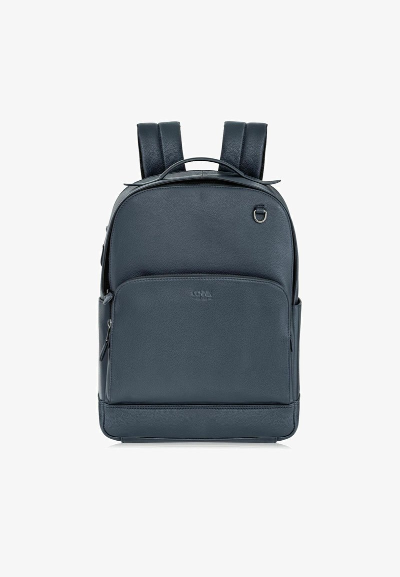 Skórzany plecak w ciemnoniebieskim kolorze z dwoma regulowanymi ramiączkami, przednią kieszenią na zamek błyskawiczny oraz subtelnym logo na dolnej części przodu.