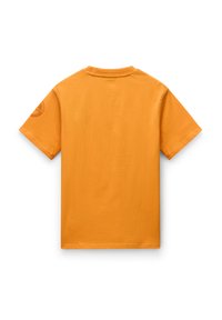 Oranje katoenen t-shirt met korte mouwen, ronde hals en een circulair logo op de linkermouw. Glad textuur, eenvoudig ontwerp.