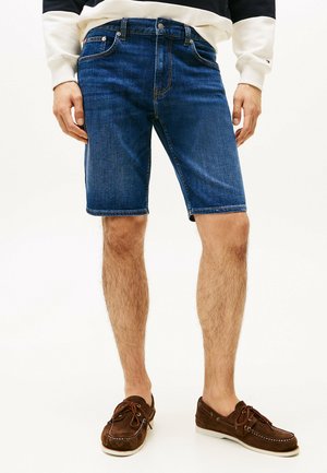 Bermuda in denim blu scuro, con un classico design a cinque tasche e orlo cucito. Indossate con scarpe da barca in camoscio marrone.