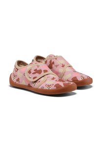 Roze stoffen schoenen met een speels dierenpatroon, voorzien van klittenbandsluitingen, rubberen zolen en een ronde neus. Accentkleuren in beige.