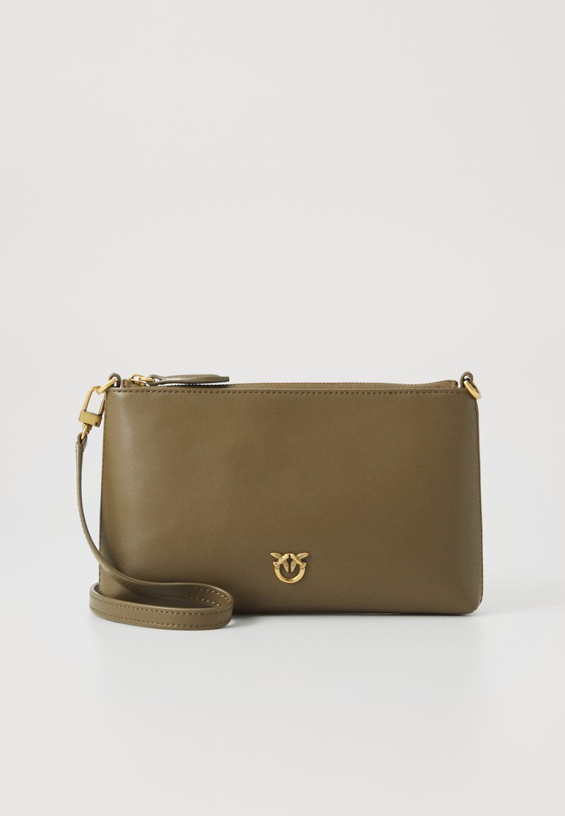 Bolsa de ombro em pele verde oliva com fecho de correr, metal em tom dourado, logótipo em relevo e alça destacável. Textura suave, forma rectangular.