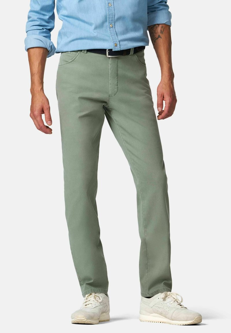 Lichtgroene broek van een katoenmix, met een recht model, voorzakken en een tailleband vergezeld van een marineblauwe riem.