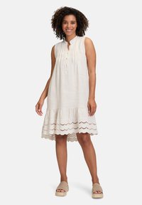 Ärmelloses Leinenkleid in Off-White mit plissiertem Kragen, Knopfleiste und gewelltem Saum mit Spitzenverzierungen. Lässige Passform.