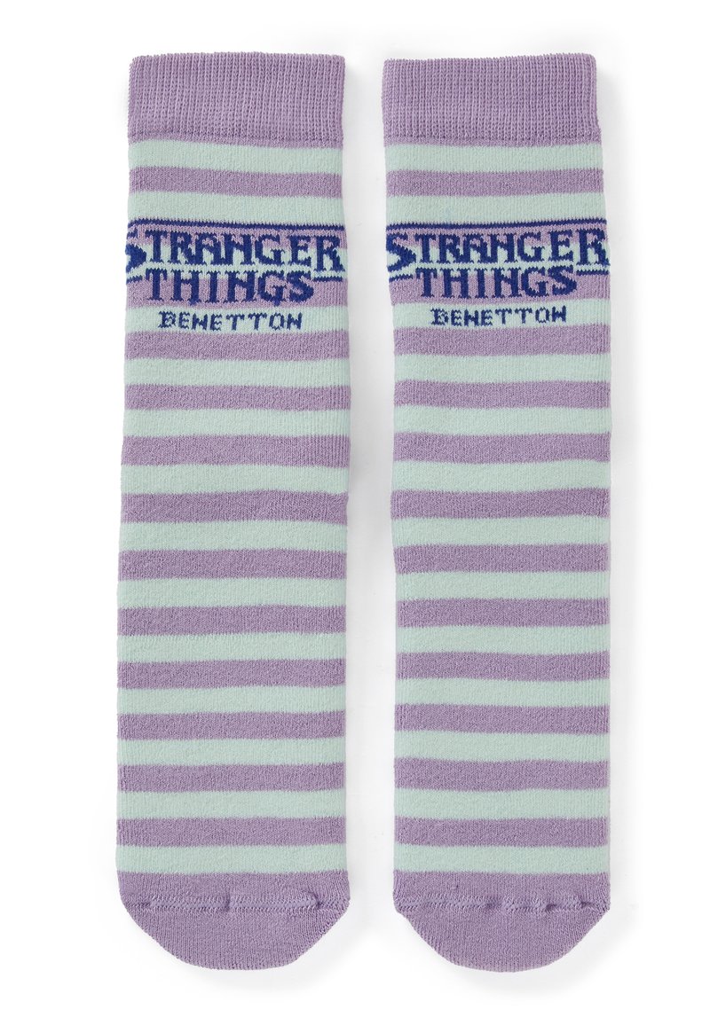 Calze a righe fino al ginocchio in lavanda e verde menta, con i loghi "Stranger Things" e "Benetton" in blu lavorati a maglia nella parte superiore.
