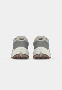 HI-TEC HTS74 SHADOW UNISEX  - Sporta apavi - star white/shark skin/blue heron