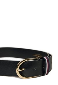 Cintura in pelle nera con fibbia dorata e un accento decorativo a strisce in rosso, bianco e blu vicino alla fibbia. Texture liscia.
