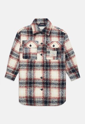 Karierter Flanellshirt in Weiß, Marineblau und Rot, mit langen Ärmeln, zwei Brusttaschen und einem klassischen Kragen mit schwarzen Knöpfen.