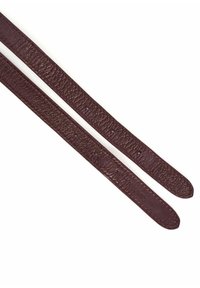 Bordowe skórzane paski o lekko teksturowanej powierzchni, z przeszyciami wzdłuż krawędzi i wieloma otworami do regulacji.