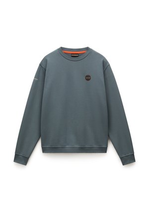 Sudadera gris de cuello redondo, hecha de una tela suave, con un escote redondo, mangas largas y un logo circular en el pecho.