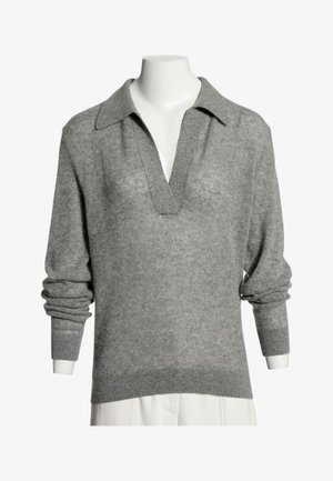 Pull gris à manches longues en maille avec un large col en V sur un buste de mannequin blanc. Manches légèrement froncées aux poignets.