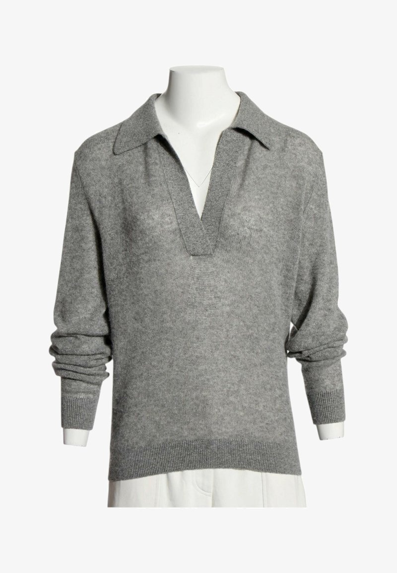 Pull gris à manches longues en maille avec un large col en V sur un buste de mannequin blanc. Manches légèrement froncées aux poignets.