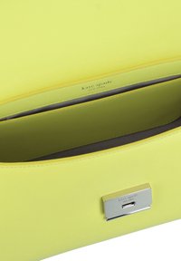 Borsa a mano in pelle giallo brillante con texture liscia, caratterizzata da una chiusura in metallo argento e un interno con logo discretamente impresso.