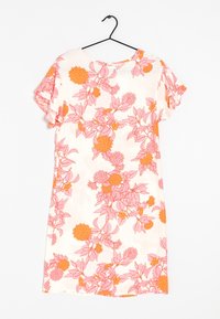 Abito floreale con maniche corte, presenta uno sfondo crema, motivi di fiori rosa e arancioni, e un collo rotondo.