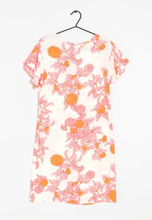 Vestido floral con mangas cortas, presenta un fondo crema, patrones de flores rosas y naranjas, y un escote redondo.