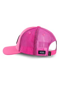 Casquette de camionneur rose avec un front uni, un dos en mesh et une fermeture à pression en plastique réglable. Présente un patch logo noir sur le côté.