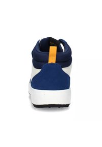 Sneaker blu navy e bianco con tomaia in tessuto testurizzato, linguetta del tallone gialla a contrasto e suola in gomma bianca. Presenta un collo e una linguetta imbottiti.