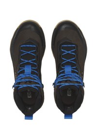 Chaussures de trekking noires avec des lacets bleus, composées de matériaux en maille et en daim, avec des embouts renforcés et des languettes pour un enfilage facile.