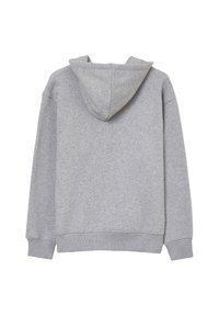Un sweat à capuche gris en tissu doux, caractérisé par sa capuche et sa coupe décontractée. Les coutures visibles et les poignets côtelés ajoutent de la texture et du détail.