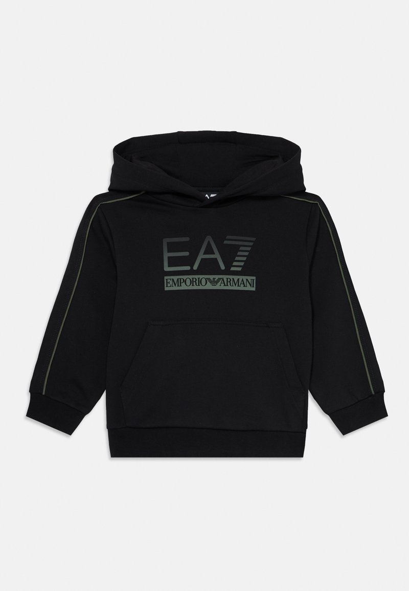 Čierna mikina s kapucňou a predným klokankovým vreckom, jemné zelené lemovanie na rukávoch a logo "EA7 Emporio Armani" na hrudi.