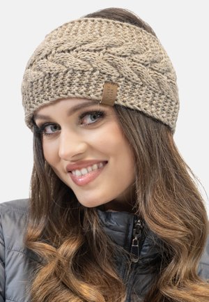 Knit headband in light brown with a textured braided pattern and a leather logo patch. Adjustable, designed for warmth and comfort.