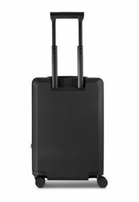 Maleta de mano rígida negra con asa telescópica, dos ruedas y superficie texturizada para mayor durabilidad. Forma rectangular compacta.