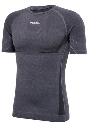 Ciemnoszara sportowa koszulka z krótkim rękawem, bezszwowym designem i białym logo „HUMMEL” na środku klatki piersiowej.