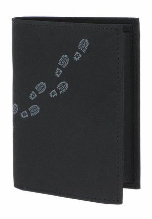 Schwarzes gefaltetes Portemonnaie mit abgesteppten Rändern und einem diagonalen Muster aus grauen Stiefelabdrücken auf der Vorderseite vor weißem Hintergrund.