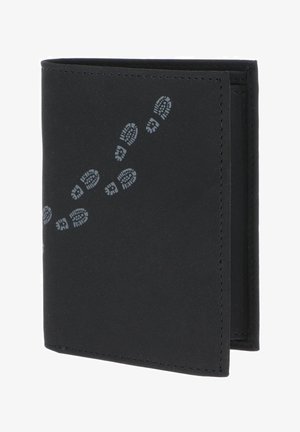 Portefeuille noir plié avec des bords cousus et un motif diagonal d'empreintes de bottes grises sur la couverture avant sur fond blanc.