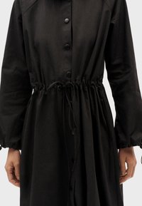 Thinking Mu KUSAMA - Abito a camicia - black
