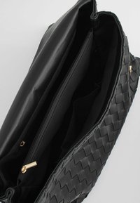 Next WEAVE  - Clutch - black