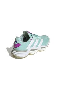 Zapatilla deportiva verde menta con franjas blancas, acentos morados, parte superior de malla, cuello acolchado y suela de goma flexible.