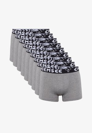 Grau-gestreifte Baumwollboxershorts, die in einer Reihe präsentiert werden, mit einem schwarzen Bund und weißem Logoaufdruck. Insgesamt sind acht Paare sichtbar.