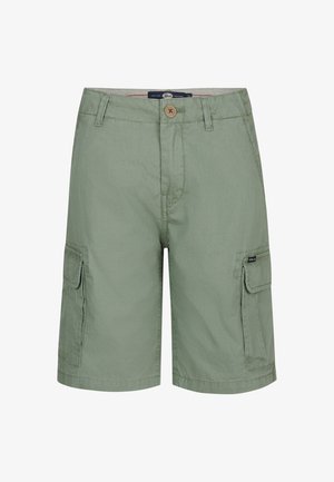 Granatowy bawełniany t-shirt z nadrukowanymi współrzędnymi, zestawiony z zielonymi szortami typu cargo. Białe skarpetki i tenisówki dopełniają strój. Prosty, casualowy design.