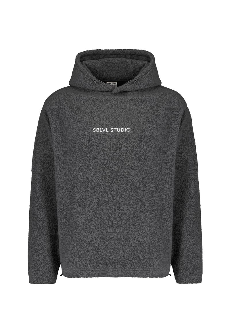 Grijze fleece hoodie met een gestructureerd oppervlak, voorzien van een voorzak in kangoeroestijl en "SBLVL STUDIO" in het wit op de borst gedrukt.