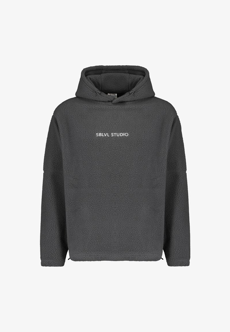 Grijze fleece hoodie met een gestructureerd oppervlak, voorzien van een voorzak in kangoeroestijl en "SBLVL STUDIO" in het wit op de borst gedrukt.