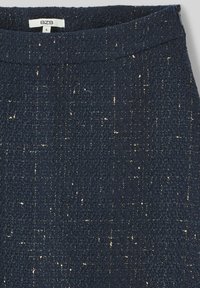 Jupe en tissu texturé bleu marine avec des paillettes dorées métalliques ; dotée d'une taille lisse et d'une silhouette droite. L'étiquette de taille indique "S".