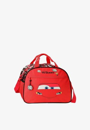 Bolsa de lona roja con la cara de Rayo McQueen, texto "95" y "McQueen", patrón de píxeles negro y rojo en la parte superior, y asas para llevar.