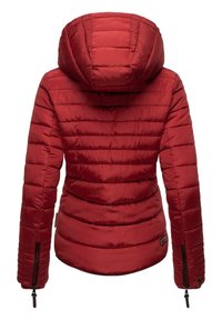 Rode gewatteerde jas met capuchon, voorzien van horizontale quiltstiksels, ritszakken en een licht getailleerde taille. Glad, glanzend materiaal.