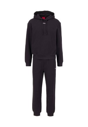 Czarny dwuczęściowy dres z bluzą z kapturem i dopasowanymi spodniami dresowymi, z małym białym logo Hugo na piersi i nogawce spodni.