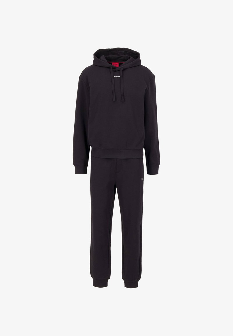 Ensemble de survêtement noir deux pièces avec sweat à capuche et pantalon de jogging assorti, arborant un petit logo blanc Hugo sur la poitrine et la jambe du pantalon.