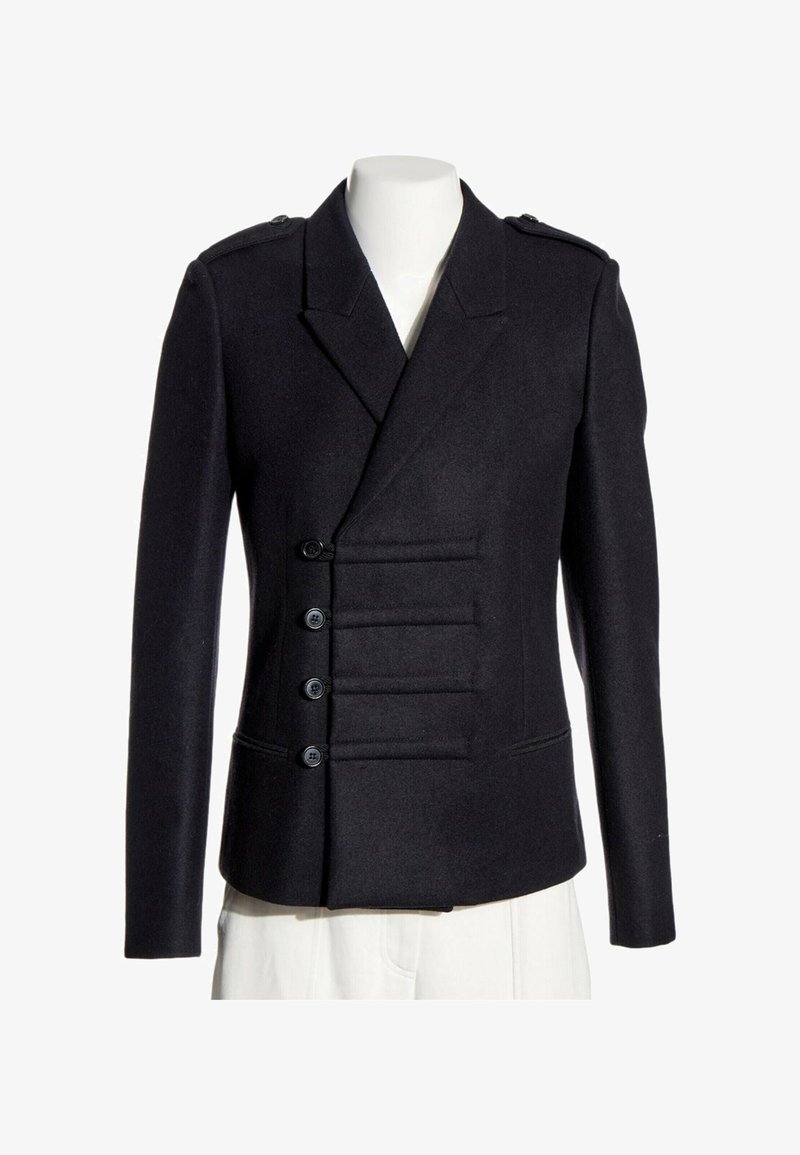 Blazer militaire noir cintré avec quatre boutons à l'avant et épaulettes, présenté sur un buste de mannequin blanc.