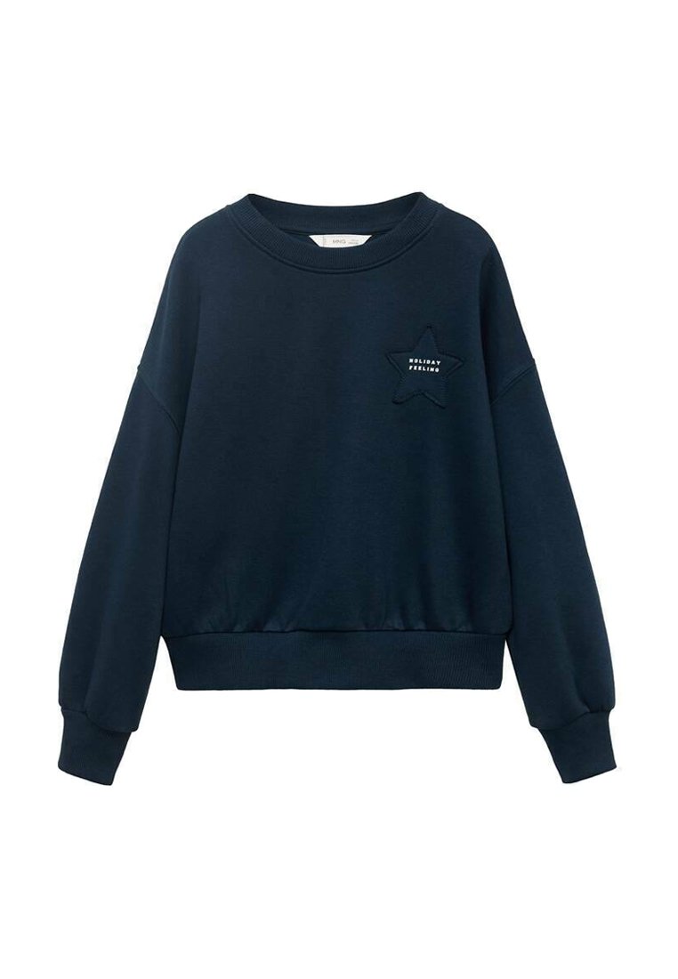 Tmavě modrá mikina vyrobená z měkké bavlny, s hvězdicovou nášivkou s textem "SVÁTEČNÍ POČIT" na levé části hrudníku, žebrovanými manžetami a spodním lemem.