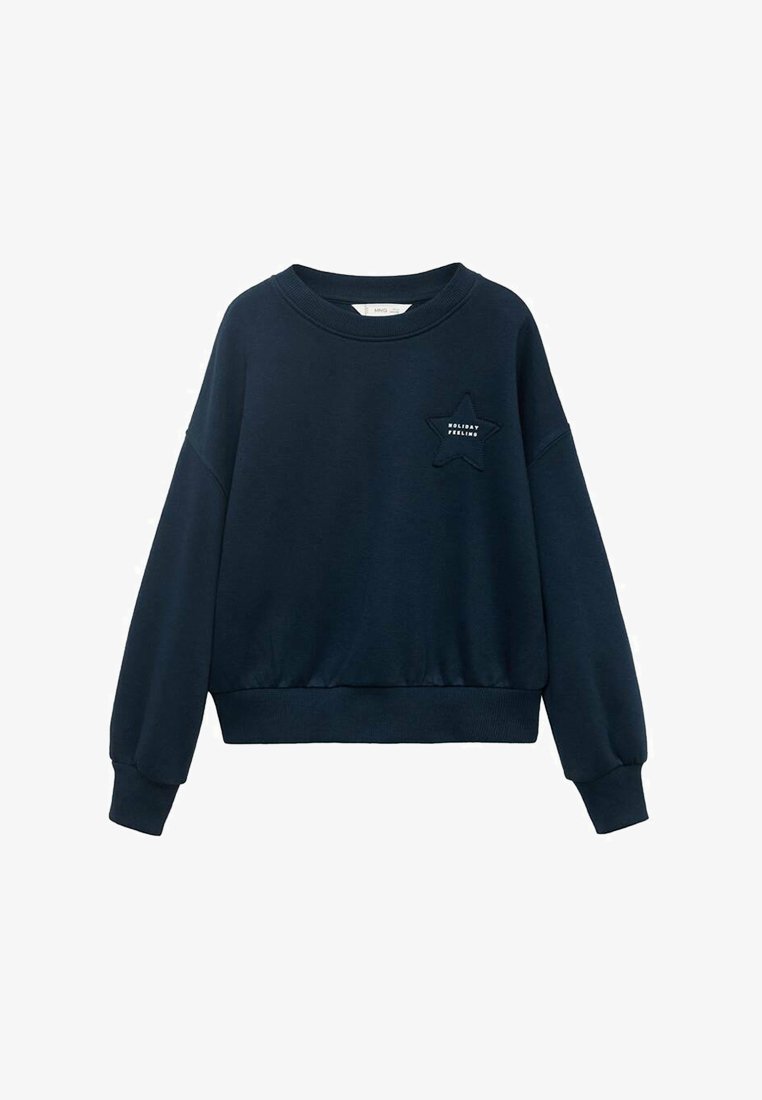 Tmavě modrá mikina vyrobená z měkké bavlny, s hvězdicovou nášivkou s textem "SVÁTEČNÍ POČIT" na levé části hrudníku, žebrovanými manžetami a spodním lemem.