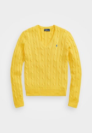 Gul kabelstrikket genser med V-hals, ribbestrikkede ermer og kant. Har en liten blå logo på venstre bryst. Myk tekstur.