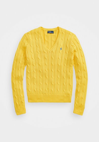 Pullover amarelo de malha com um decote em V, punhos e barra canelados. Apresenta um pequeno logotipo azul no lado esquerdo do peito. Textura macia.