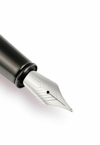 Plnicí pero s lesklým černým tělem, stříbrným kovovým hrotem s geometrickými vzory a malou černou tečkou na špičce hrotu.