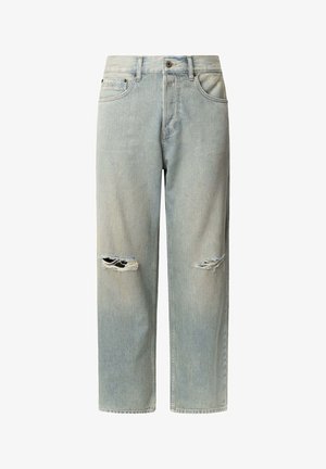 Jasnoniebieskie dżinsy o luźnym kroju, z wycięciami na kolanach i standardowymi kieszeniami. Klasyczny pięciokieszeniowy fason.