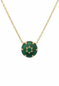 Guld kæd necklace med en rund grøn vedhæng med et stjernemønster, fremhævet af en central ædelsten og strukturerede kanter.