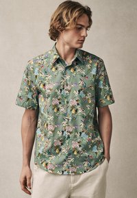 Next REGULAR FIT - PRINT SHORT SLEEVE - Camisa - seafoam green floral fruit